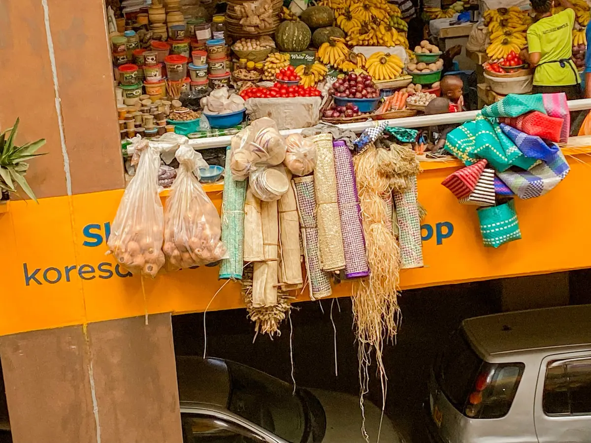 Gevlochten manden en kalebassen te koop op de markt van Mbarara