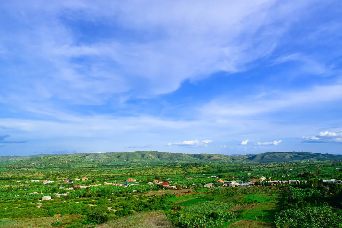 Groene landbouwgrond en heuvels gezien vanaf Biharwe Hill bij Mbarara